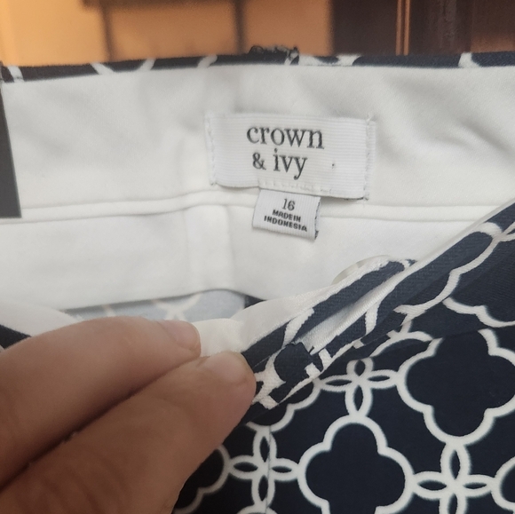 Crown & Ivy Navy and White Cropped Pants - Picture 3 of 4